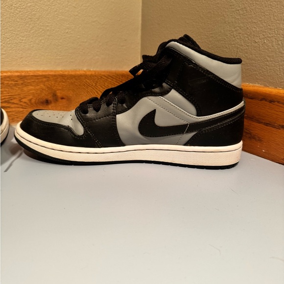 Jordan 1 Mids men’s 8.5 - Picture 3 of 9
